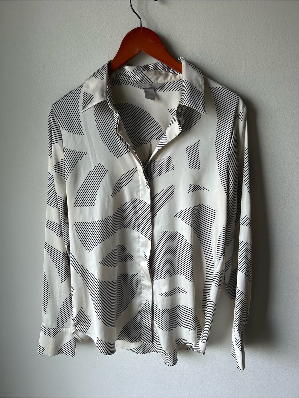 H&M Abstract Print Button Down Blouse Size Small Black & Ivory - Picture 2 of 7